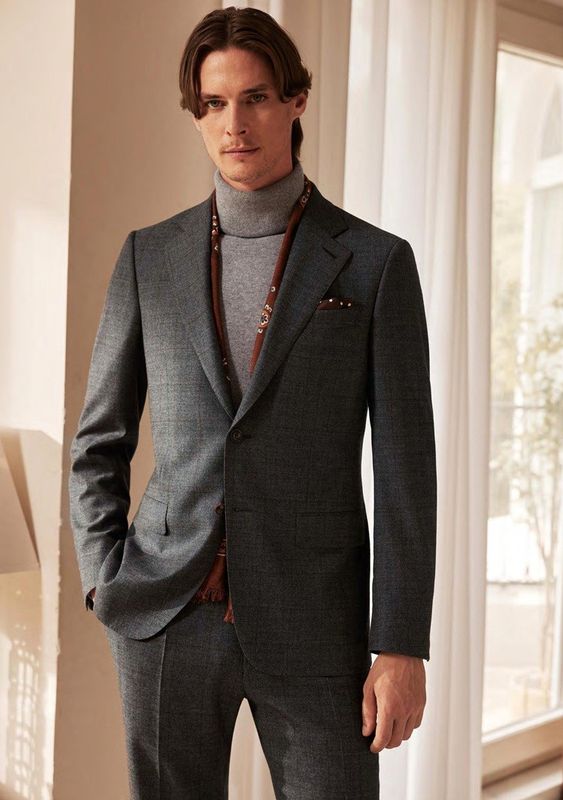 Traje Gris Oscuro a Cuadros – Sobria elegancia para el invierno