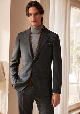 Traje Gris Oscuro a Cuadros – Sobria elegancia para el invierno