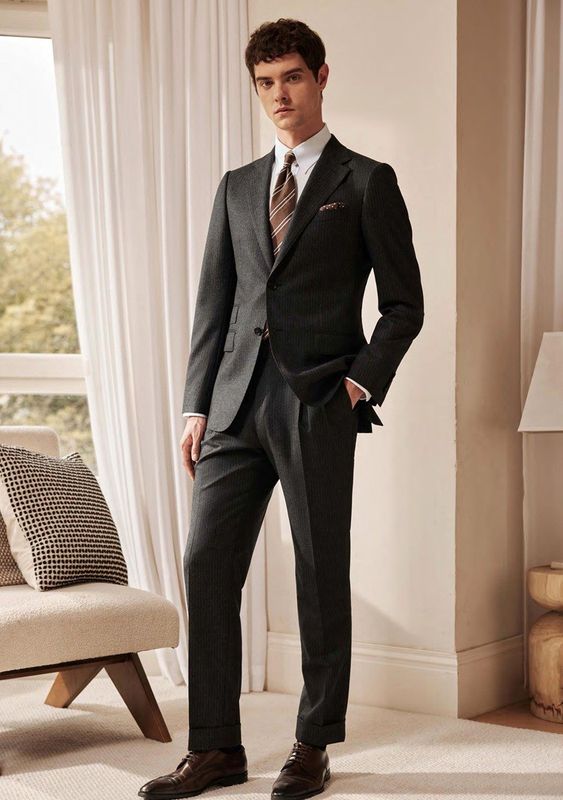 Traje Gris Oscuro con Rayas – Elegancia con autoridad