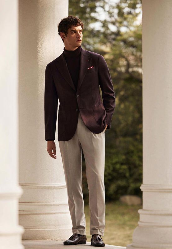 Blazer Burdeos con Pantalón Marfil – Encanto Sofisticado de Fin de Semana