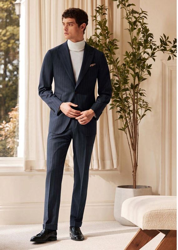 Traje Azul con Raya Diplomática – Poder Sutil y Elegancia Profesional