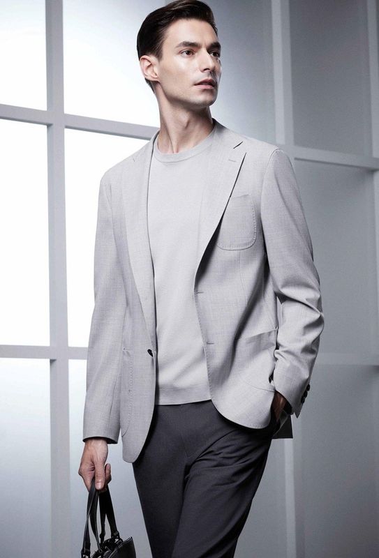 Men&#39;s Light Grey Sporty Suit – Modern Performance