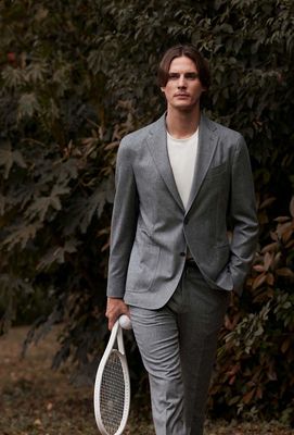 Tailored Grey Wool Men’s Suit – Sporty Elegance