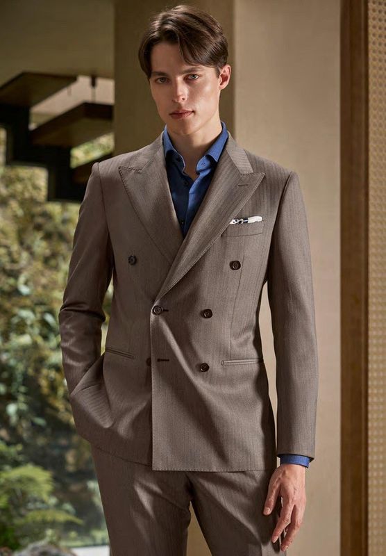 Double-Breasted Men’s Suit – Timeless Flair with Modern Texture
