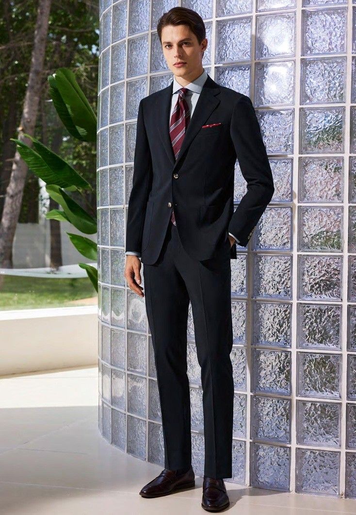 Classic Two-Button Tailored Suit – A Timeless Essential