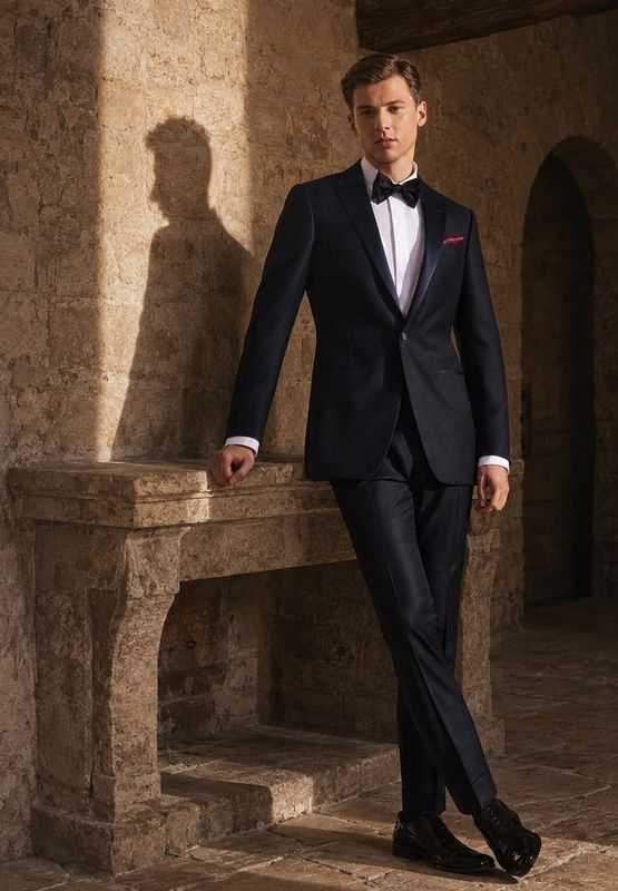 Black Patterned Wool Suit – Elegant Texture for Ceremonial Style