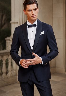 Esmoquin Azul Marino a Rayas – Elegancia Clásica con un Toque Moderno