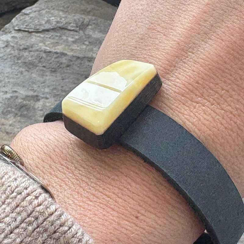 Lederband mit Bernstein & Eichenholz