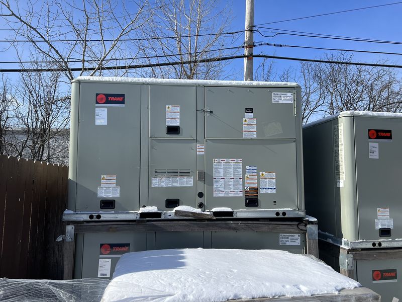Trane 7.5 Ton Packaged Unit 208-230V/60/3-Phase R410A Model# YSJ090A3S0H0003 Trane 7.5 Ton Packaged Unit 208-230V/60/3-Phase R410A Model# YSJ090A3S0H0003