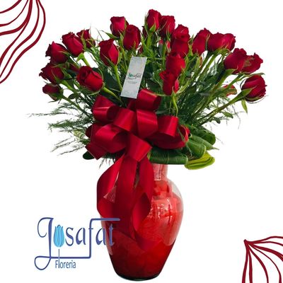 Jarrón de rosas rojas