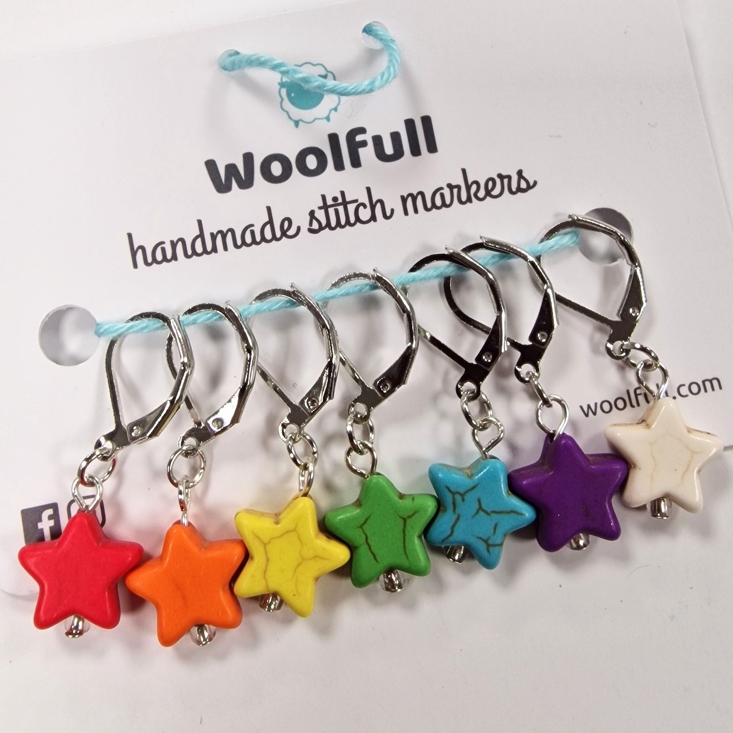 7 star shaped stitch markers in rainbow colours.