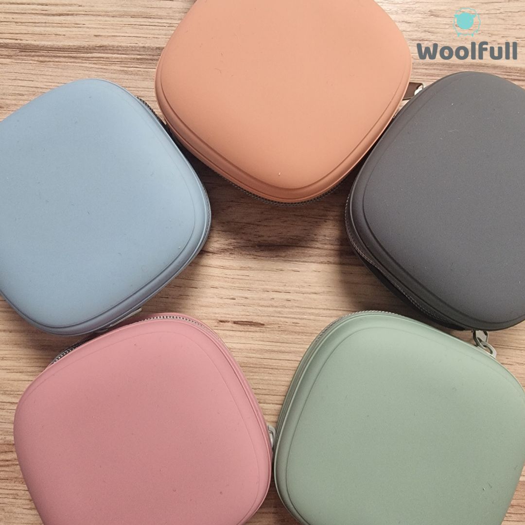 5 accessory pods in blue, green, grey, pink, and peach, laid in a circle.