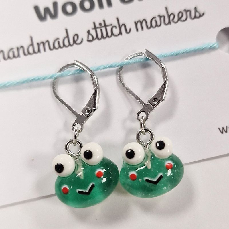 2 frog face shaped stitch markers.