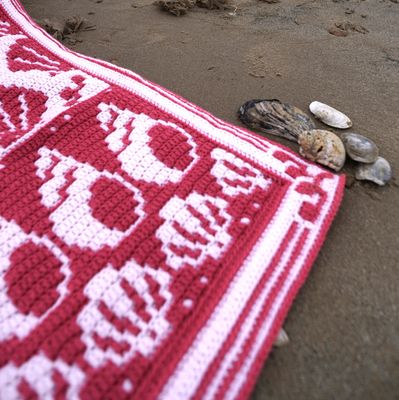 A close up of the blanket in this colourway, of light and dark pink.