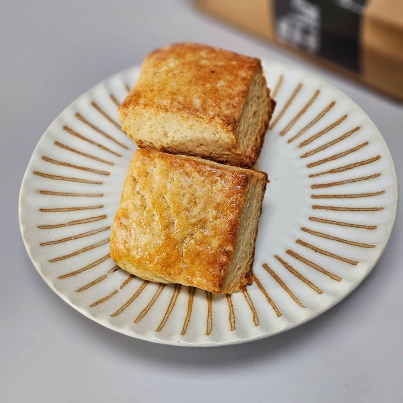 Hi 無麩質低糖米司康 (9入/盒) 兩盒店到店免運專區**冷凍出貨,請與常溫分開下單** 無麩質米司康採用少糖配方,以天然二砂糖取代精製糖,甜而不膩,低卡無負擔。無麩質的安心配方讓麩質敏感者無憂享用,特別適合注重健康與美味平衡的人士。香酥的口感結合營養元素,是一款適合隨時享用的健康零食。