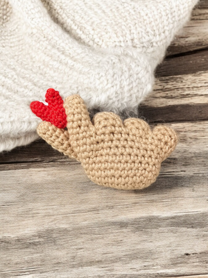 ​The K-pop finger heart key chain