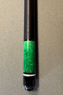 G240 Green Cue with Black Wrap and Black Butt