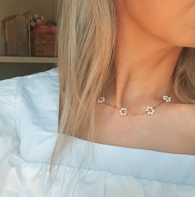 Aud Pearly Flower Necklace