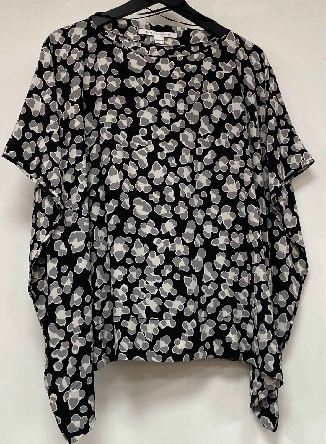 Diane Von Furstenberg 100% silk blouse size L