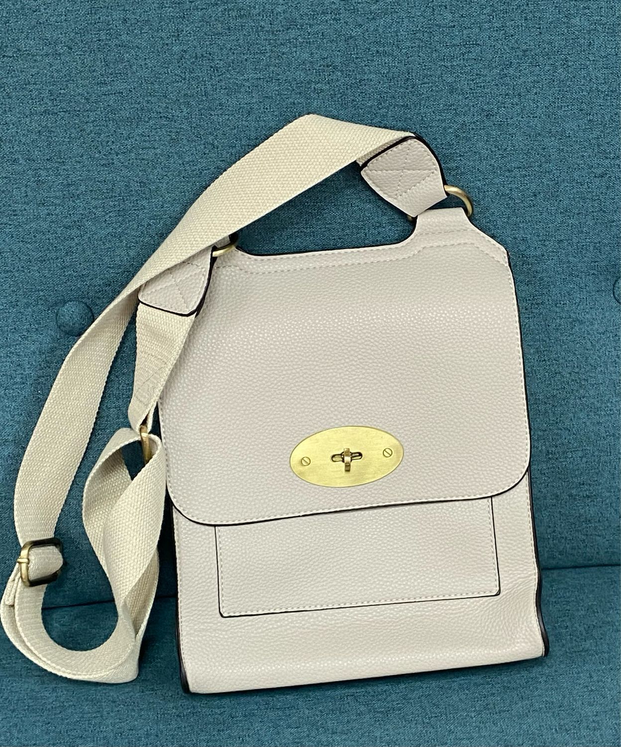 Mushroom colour messenger bag