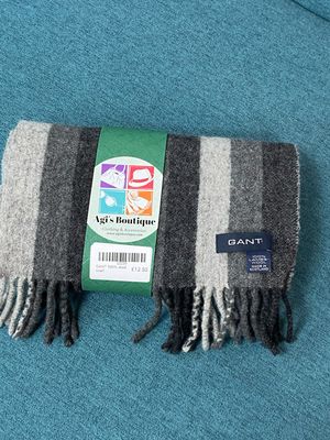 GANT 100% wool scarf