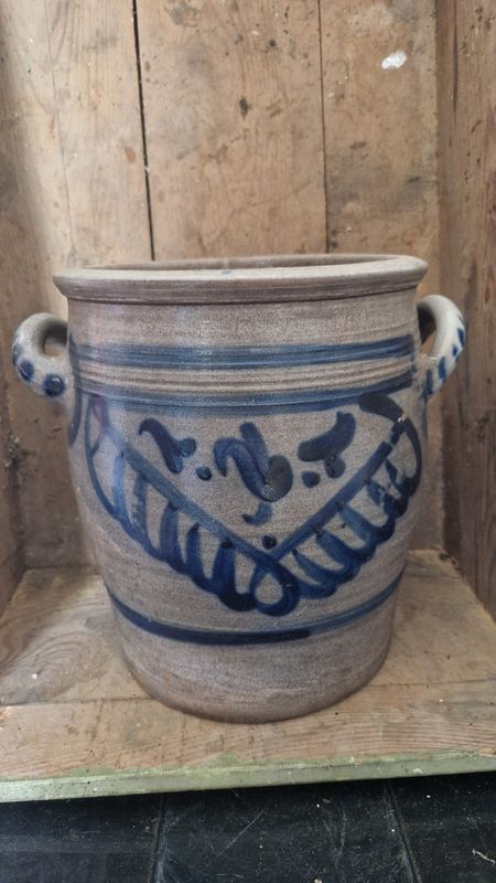 CHAIN &amp; TULIPS DESIGN ON LARGE 1 1/2 GAL ANTIQUE 1880s STONEWARE CROCK POT COBALT BLUE POTTERY JAR SALT GLAZED