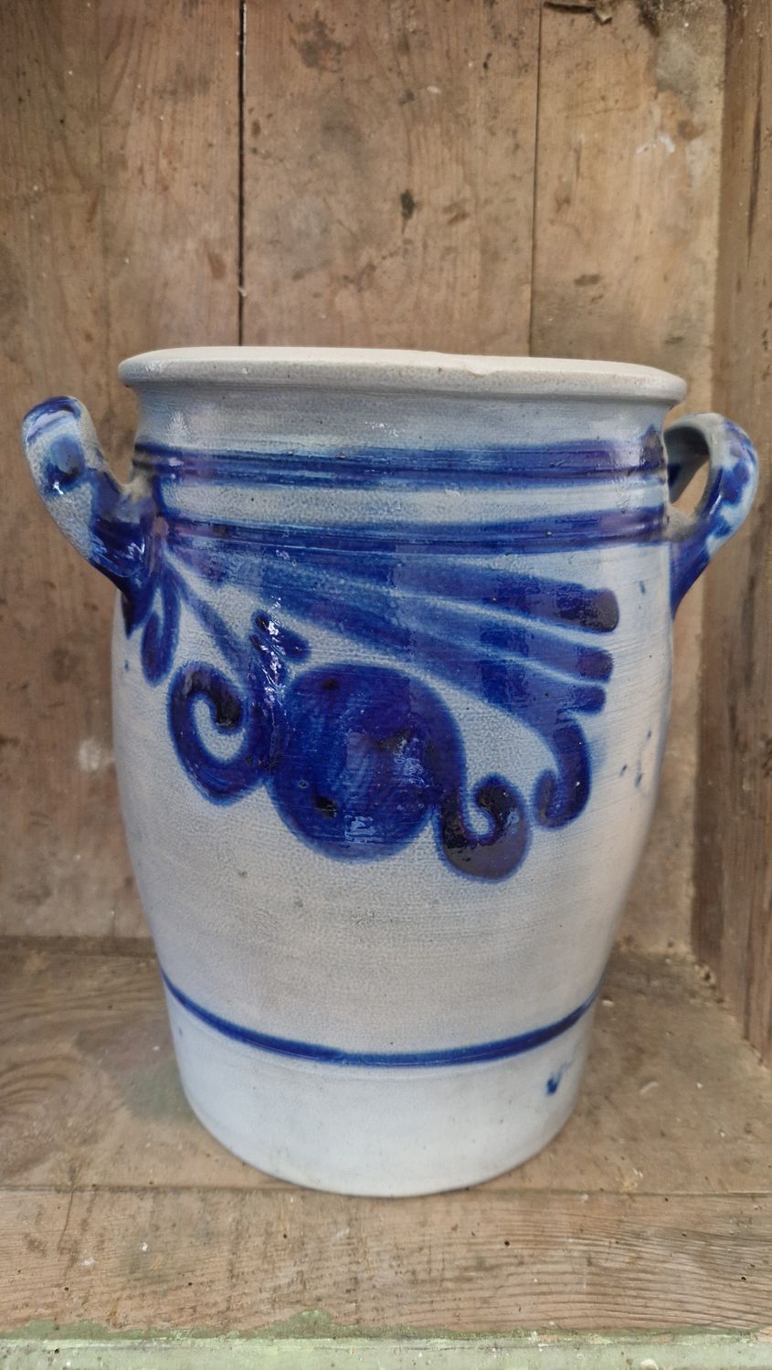 APPLE DECO ON 1 1/2 GAL ANTIQUE 1850s STONEWARE CROCK POT COBALT BLUE POTTERY JAR SALT GLAZED