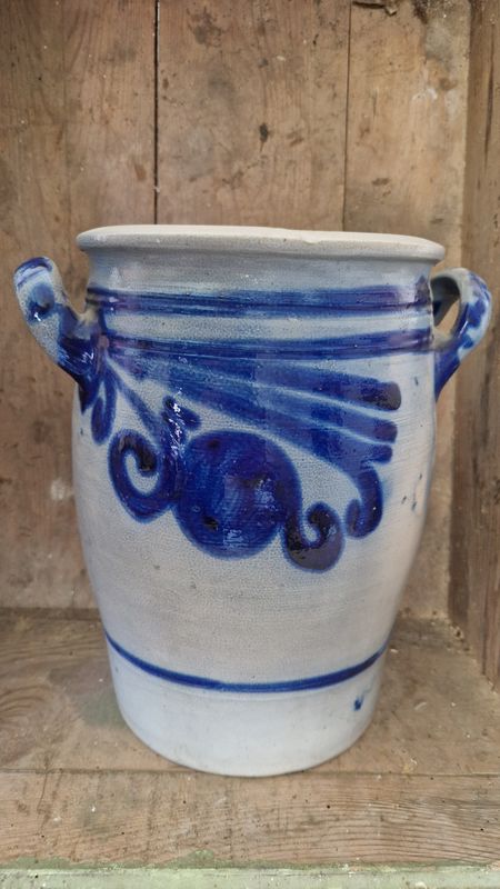 APPLE DECO ON 1 1/2 GAL ANTIQUE 1850s STONEWARE CROCK POT COBALT BLUE POTTERY JAR SALT GLAZED