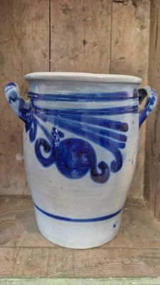 APPLE DECO ON 1 1/2 GAL ANTIQUE 1850s STONEWARE CROCK POT COBALT BLUE POTTERY JAR SALT GLAZED