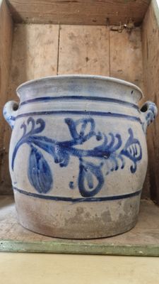 WONDERFUL RICH COBALT BLUE FLOWER &amp; FRUITS DESIGN ON 1 1/2 GAL ANTIQUE 1850s STONEWARE CROCK POT