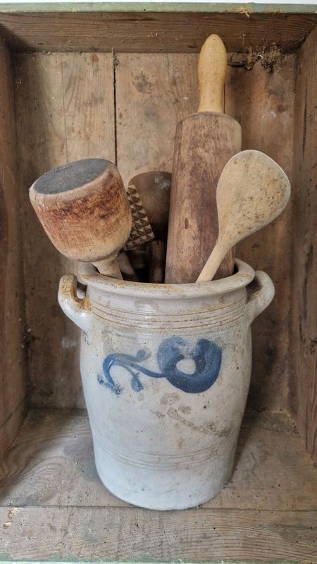 ANTIQUE STONEWARE CROCK 2 COBALT BLUE FLOWERS DESIGN ON OLD POTTERY JAR WITH WOODEN KITCHEN UTENSILS