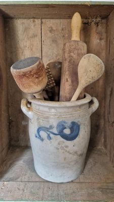 ANTIQUE STONEWARE CROCK 2 COBALT BLUE FLOWERS DESIGN ON OLD POTTERY JAR WITH WOODEN KITCHEN UTENSILS