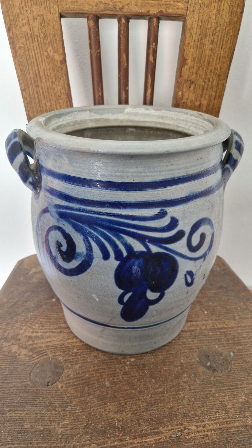 RICH COBALT BLUE ORCHIDS DESIGN ON LARGE 1 1/2 GAL ANTIQUE 1880s STONEWARE CROCK POT POTTERY JAR SALT GLAZED