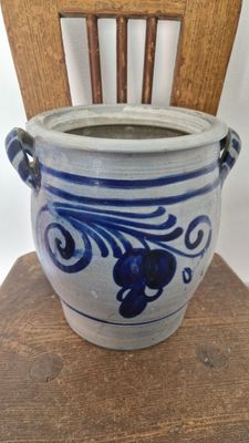 RICH COBALT BLUE ORCHIDS DESIGN ON LARGE 1 1/2 GAL ANTIQUE 1880s STONEWARE CROCK POT POTTERY JAR SALT GLAZED
