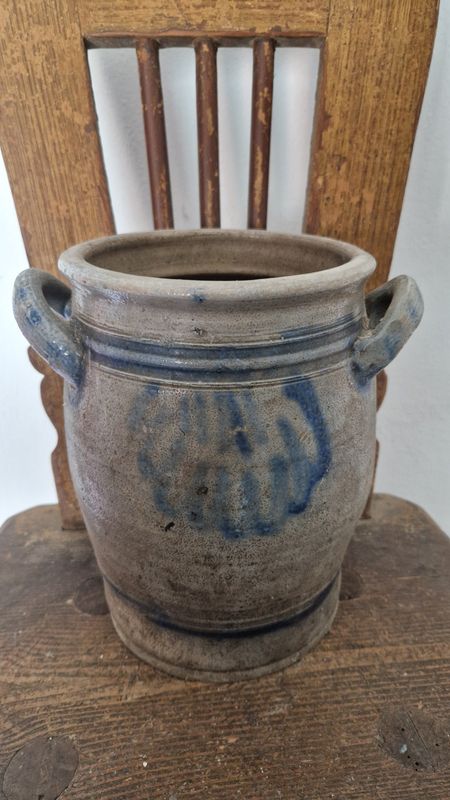 NICE FAN &amp; ROSE DECO ON ANTIQUE 1830s STONEWARE CROCK POT COBALT BLUE POTTERY JAR SALT GLAZED BEAUTIFUL PATINA