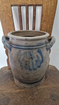 NICE FAN &amp; ROSE DECO ON ANTIQUE 1830s STONEWARE CROCK POT COBALT BLUE POTTERY JAR SALT GLAZED BEAUTIFUL PATINA