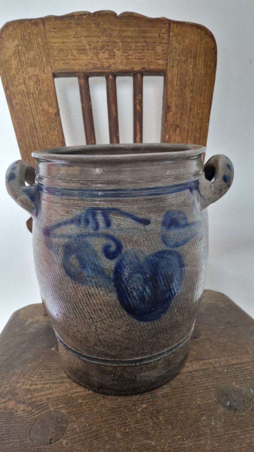 EARLY 1800s LARGE ANTIQUE 1 1/2 GAL COBALT BLUE STONEWARE CROCK POTTERY JAR POT BEAUTIFUL APPLE DESIGN