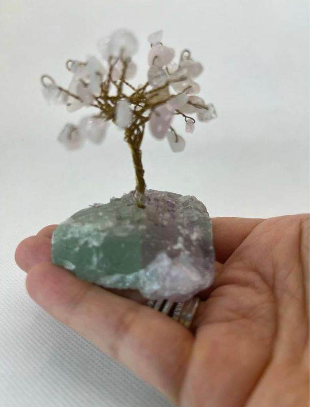 arbol con piedras cuarzo naturales