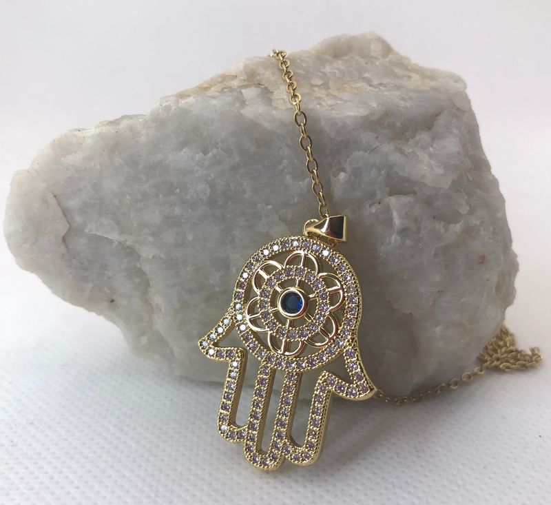 collar con colgante mano de fatima