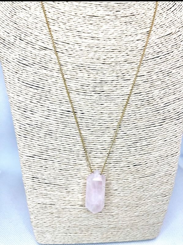 colgante con piedra natural cuarzo rosa