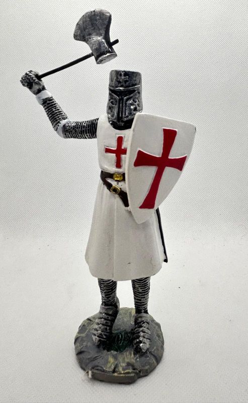 caballero templario con hacha y escudo