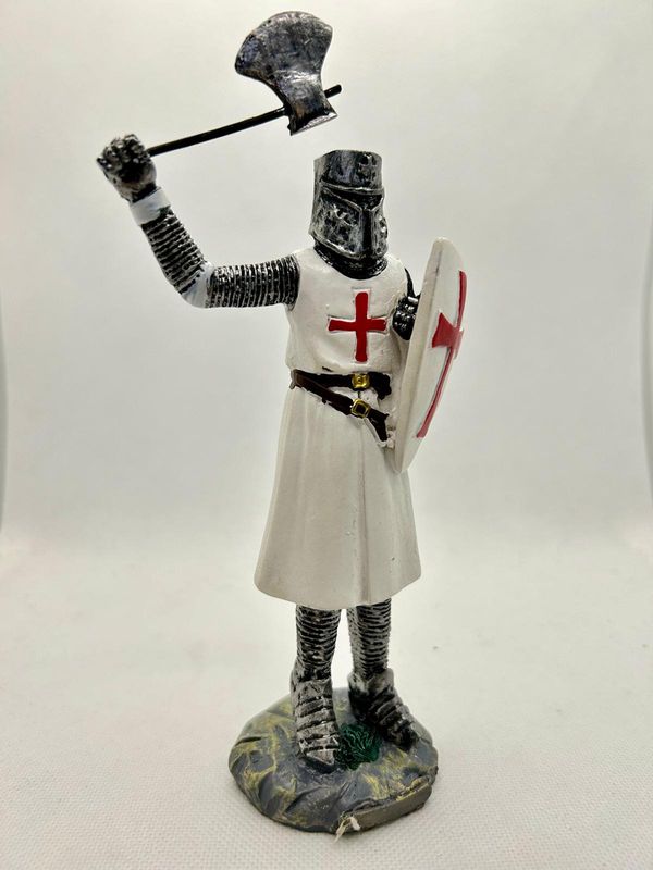 caballero templario con hacha y escudo