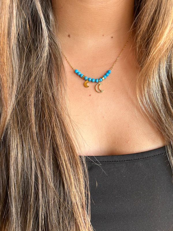 Collar con piedra natural azul turquesa con charms luna
