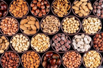 Nüsse und Snacks  خشکبار و تنقلات