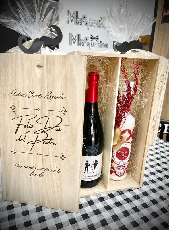 ESTUCHE PARA VINO DE MADERA GRABADO DE 2 COMPARTIMENTOS + 2 BOTELLAS