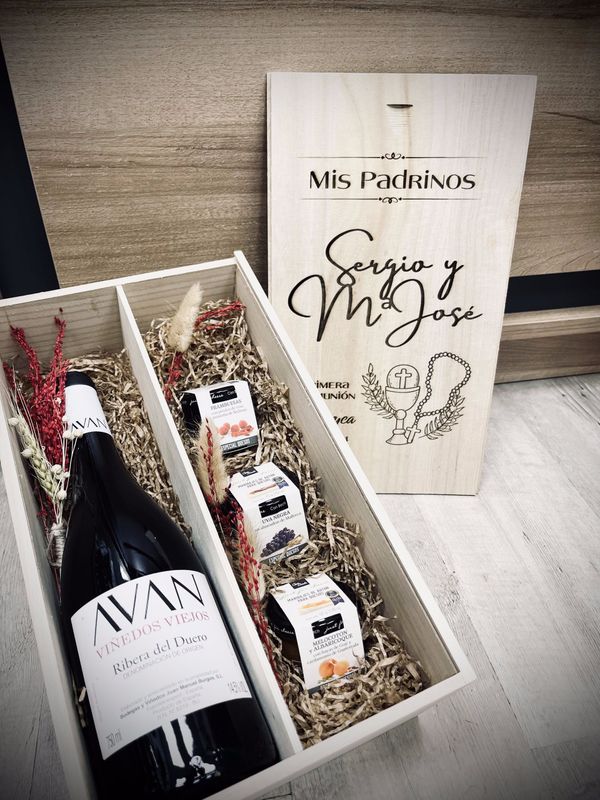 ESTUCHE DE MADERA DE 2 COMPARTIMENTO GRABADO CON UNA BOTELLA DE VINO Y 3 MINICONFITURAS