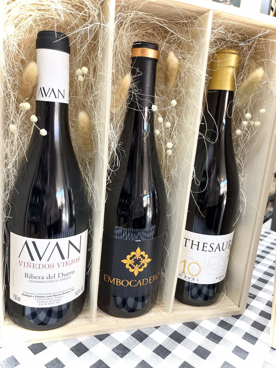ESTUCHE PARA VINO DE MADERA GRABADO DE 3 COMPARTIMENTOS + 3 BOTELLAS