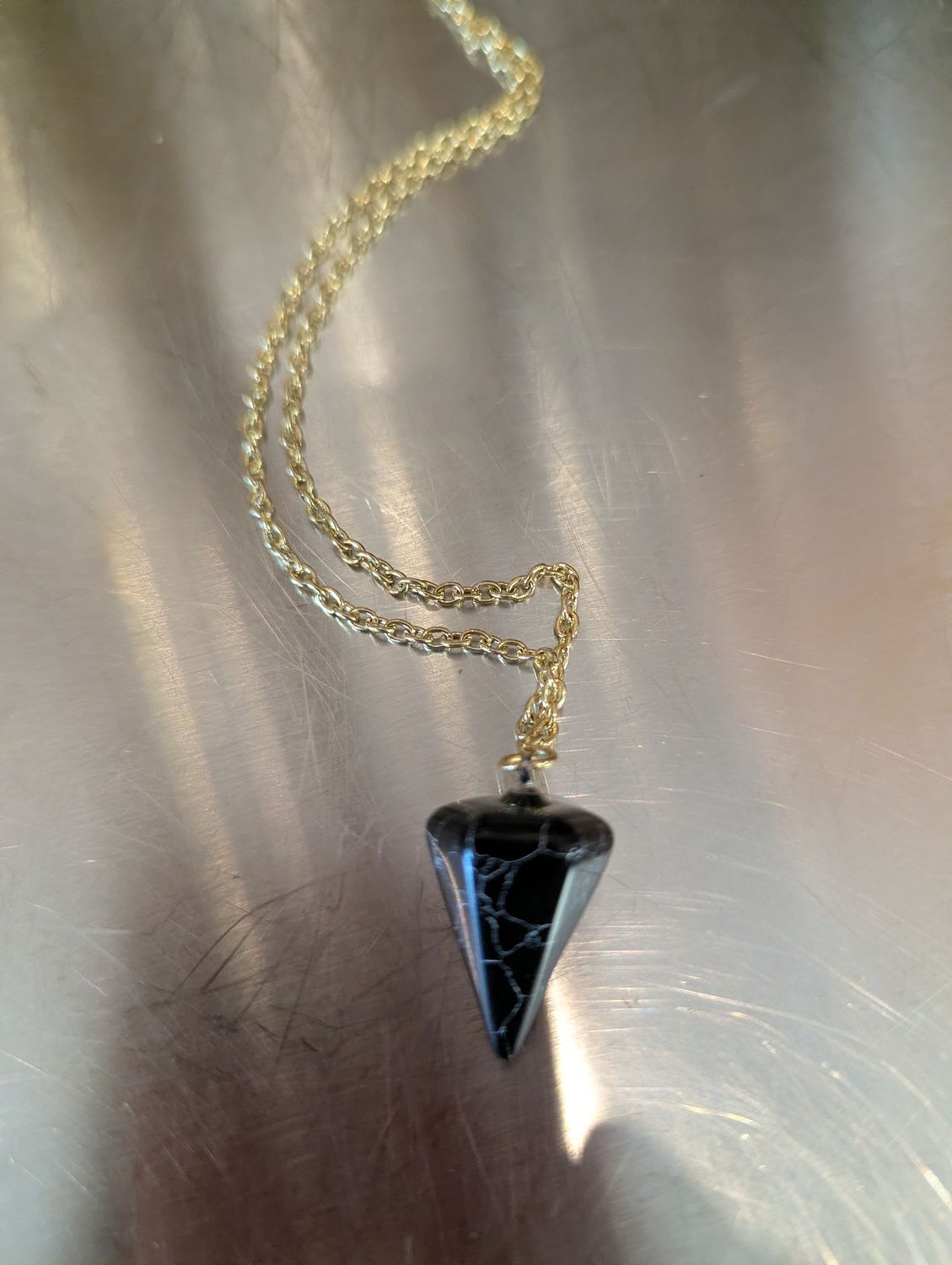 Pendulum Point Necklace, Colour: Green w/ gold-tone chain