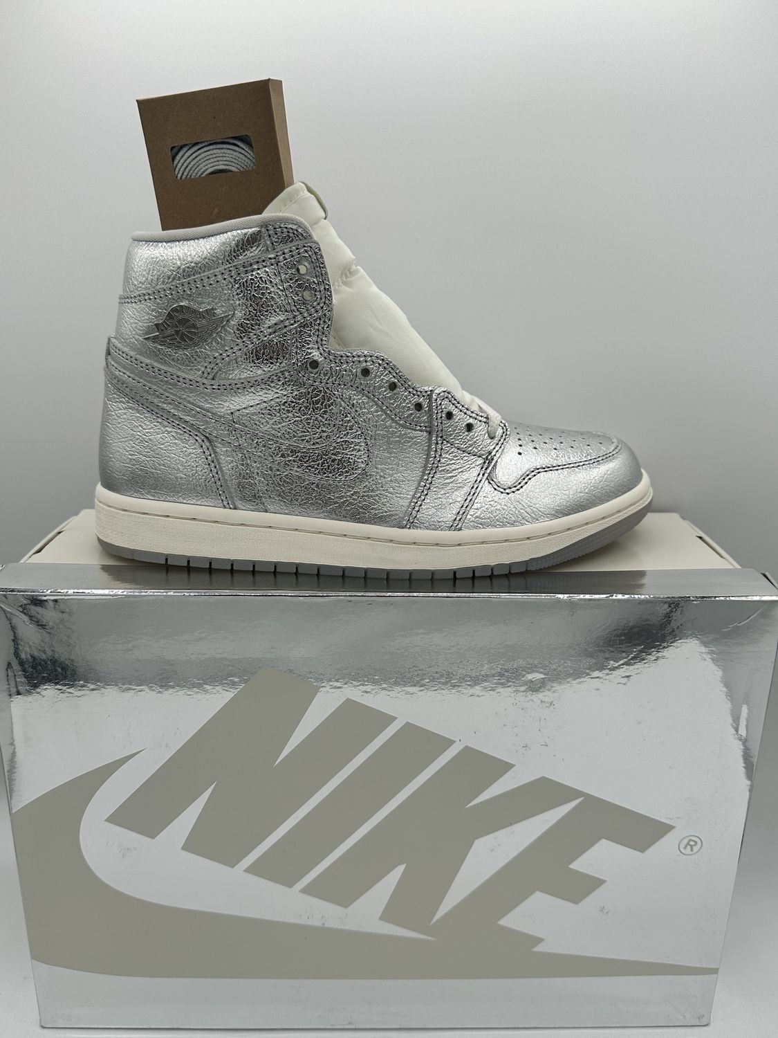 Jordan 1 High - Chrome (Women&#39;s)