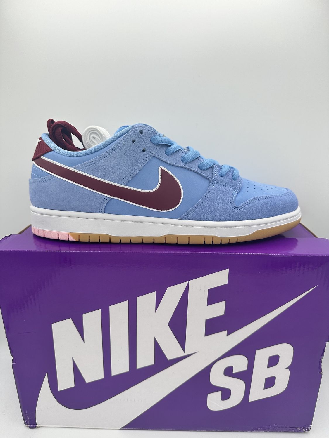 Nike SB Dunk Low - Philadelphia Phillies